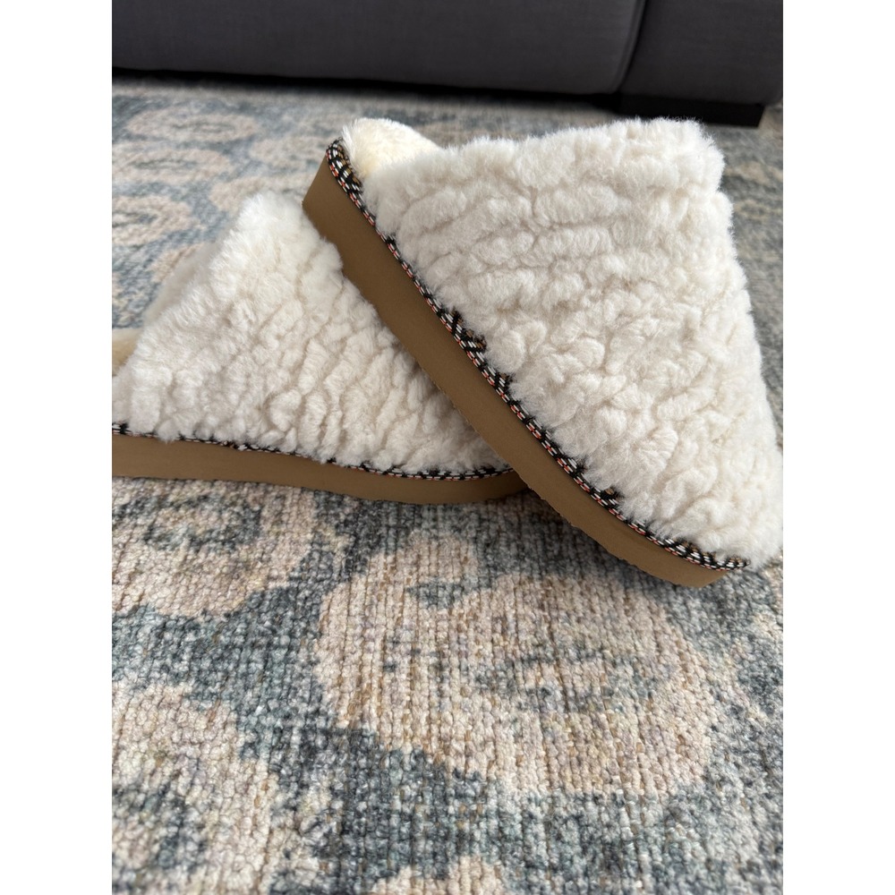 Minnetonka‎ Shally Slipper Size 8 New in Box